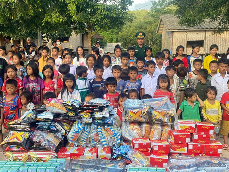 Hình ảnh phụ huynh hướng dẫn con cái về an toàn trực tuyến