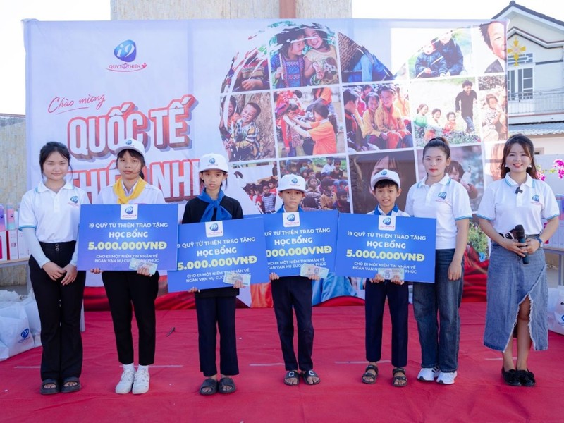 Biểu tượng Winclub với logo vàng đỏ, thể hiện sứ mệnh và tầm nhìn của nền tảng cá cược trực tuyến hàng đầu, tập trung vào trò chơi nổ hũ.