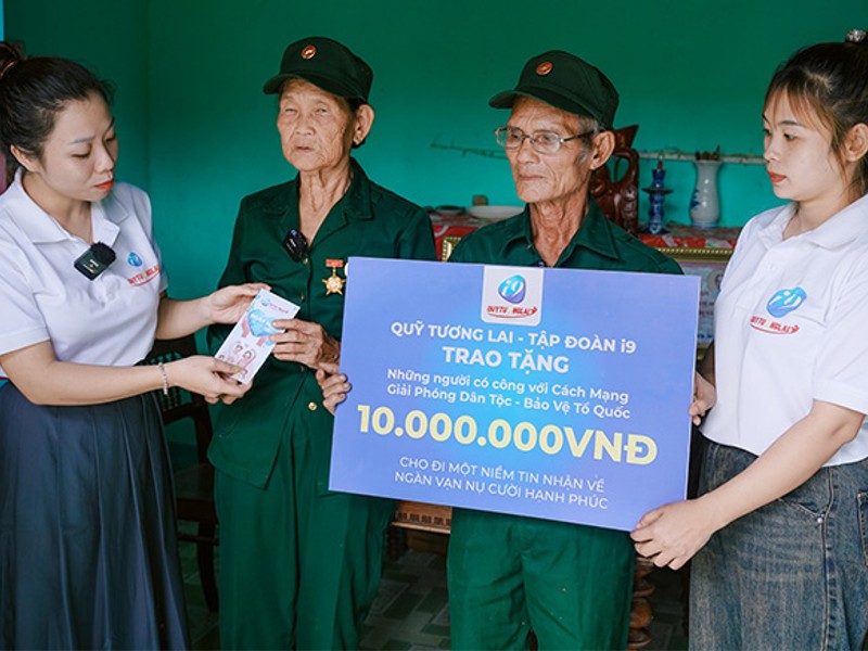 Hình ảnh một người đàn ông vui mừng ăn mừng chiến thắng, với tiền mặt hoặc một chiếc cúp thể thao trên bàn, thể hiện sự thành công trong cá cược tại Winclub.