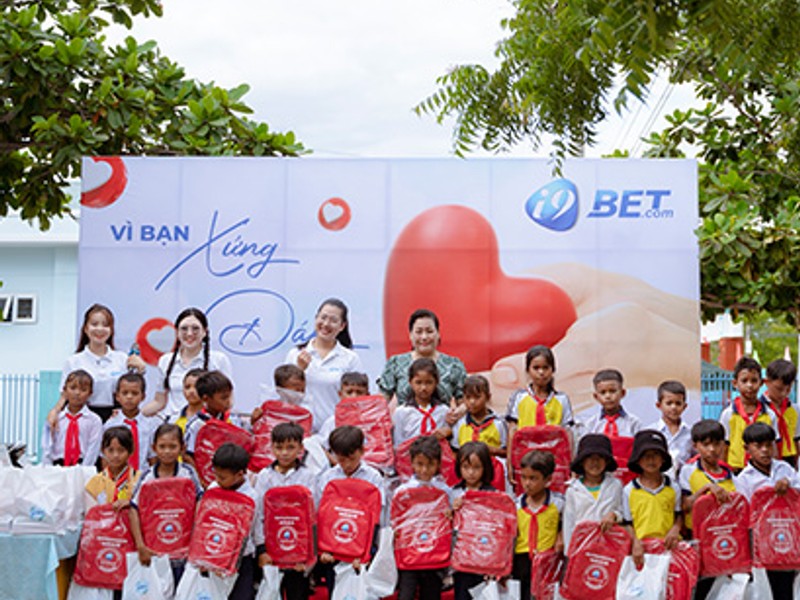 Biểu tượng khóa và cảnh báo giới hạn độ tuổi, thể hiện phần mềm kiểm soát của phụ huynh